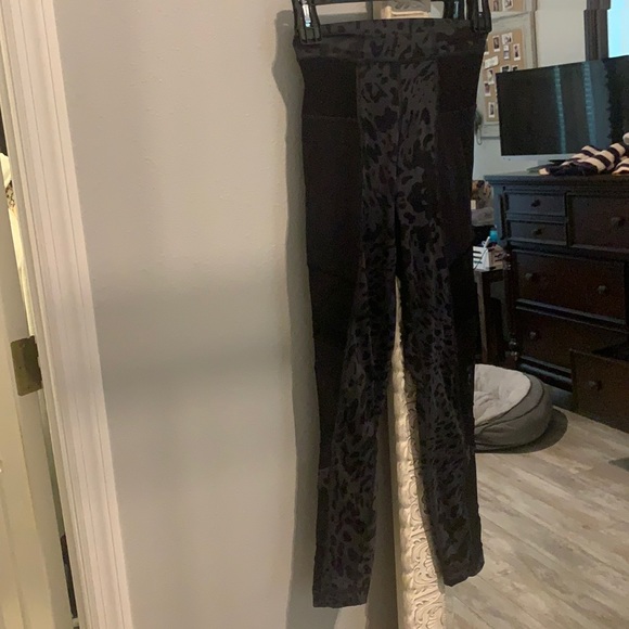 lululemon leggings - Picture 2 of 3